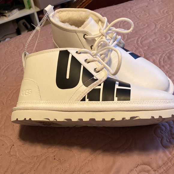 UGG unisex  Leather Boots - Picture 1 of 6